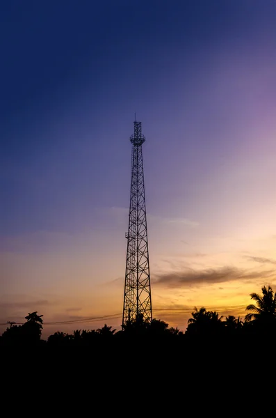 Transmissão da antena da silhueta no tempo do por do sol — Fotografia de Stock