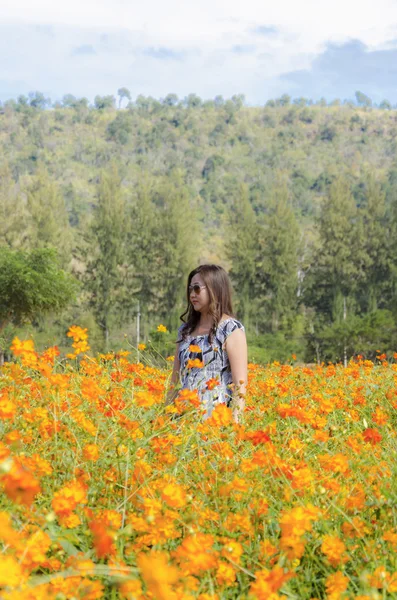 Ragazza nel campo di fiori — Foto Stock