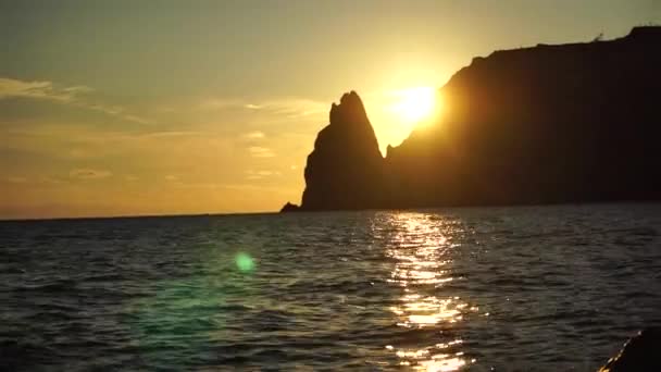 夕阳西下的海景 游艇和岩石海岸线 在岩石海岸背景下的海上游艇 夏天旅行和休息的理想场所的概念 图库视频影像 C Panophotograph