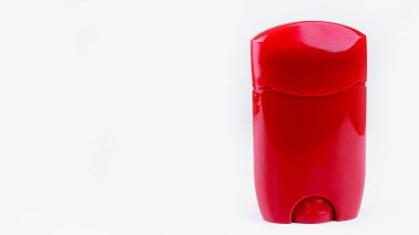 Açık arkaplanda kırmızı ambalajda terleme önleyici