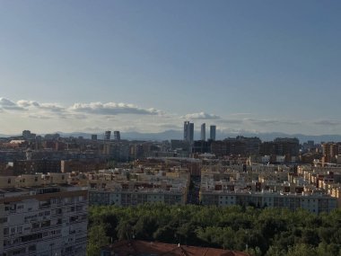 Şehrin ortasında ekran görüntüsü