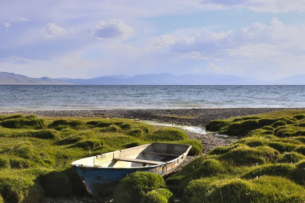 Barco viejo en la costa de Son-Kul — Foto de Stock