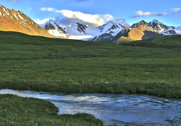 Pequeño río en las montañas — Foto de Stock