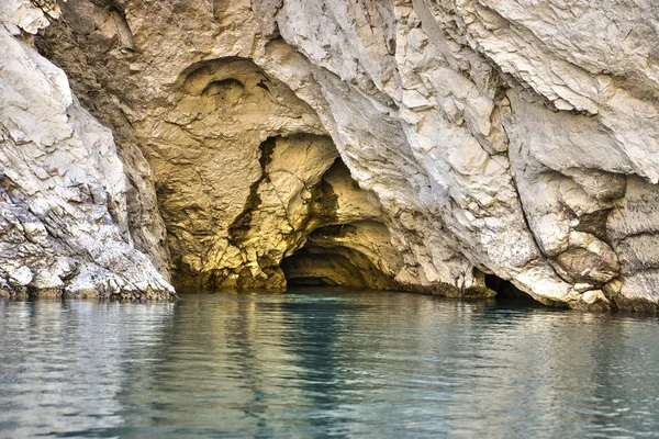 Gruta no lago Kel-Suu — Fotografia de Stock