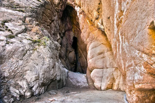 Jeskyně v kaňonu — Stock fotografie