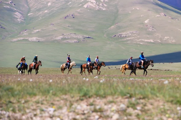 Turistas a caballo en las montañas —  Fotos de Stock