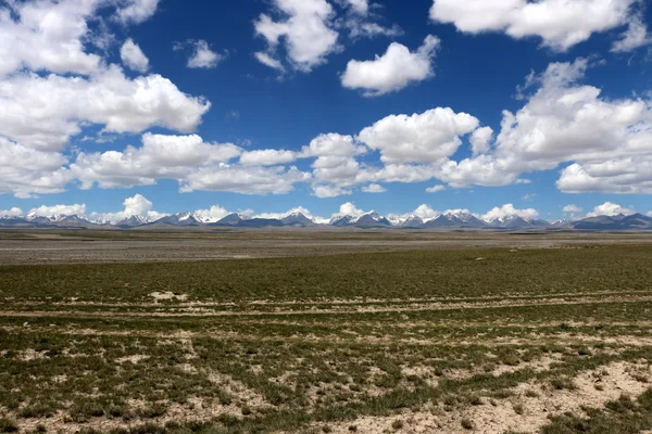 Hermoso cielo y nubes sobre las montañas — Foto de Stock