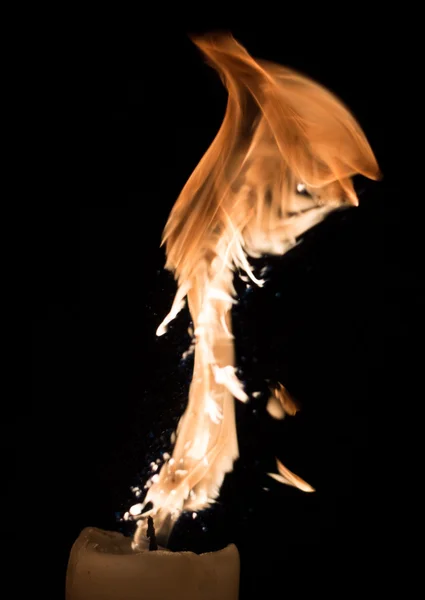 Kerze mit großer Flamme — Stockfoto