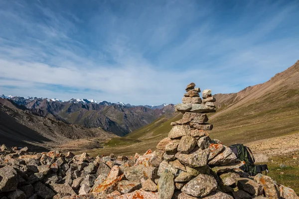 Cairn on the mountain pass — Stock Photo, Image