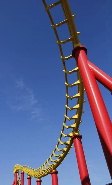 Montaña Rusa Roja Vívida Claro Cielo Azul Sin Nubes Fondo — Foto de Stock