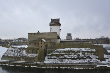 Narva kalesi. Rus-Estonya sınırı.
