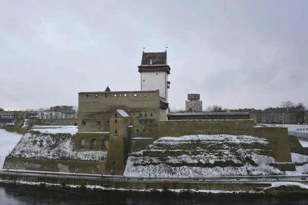 Narva kalesi. Rus-Estonya sınırı.