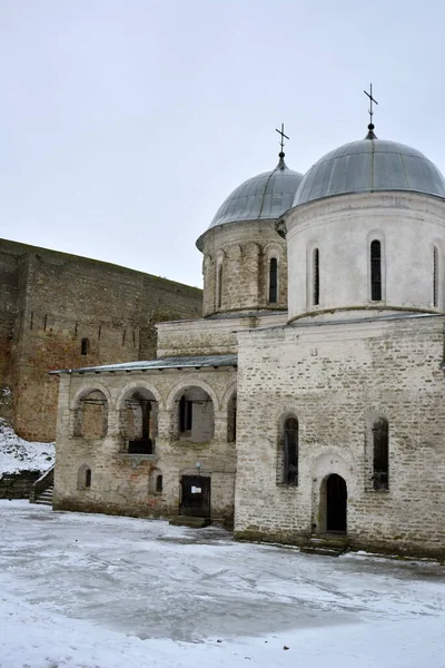 Het kasteel van Ivangorod. Russisch-Estse grens. Orthodoxe medeivale kerk — Stockfoto