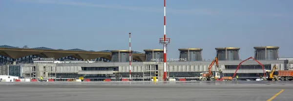サンクトペテルブルク,空港, 2014年5月17日.空港ビルの前の空の飛行場 — ストック写真