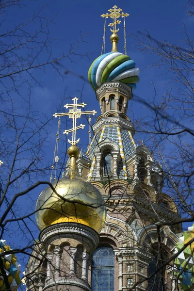 Savior on the Spilled Blood Church in sunshine. Golden orthodox crosses on top. — Stock Photo, Image