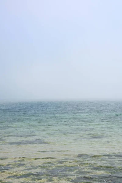 Foggy havsstrand defocused suddig bakgrund — Stockfoto