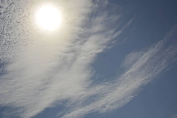 Nubes de cirros blancos en el cielo azul a la luz del sol. — Foto de Stock