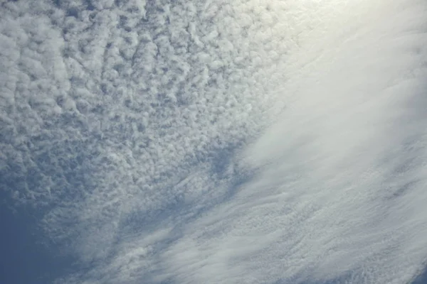 Nubes de cirros blancos en el cielo azul a la luz del sol. — Foto de Stock