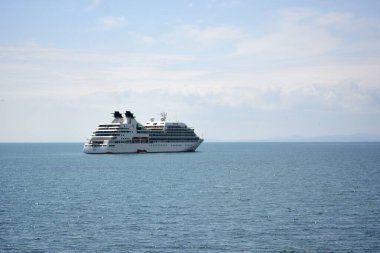 Nessebar Bulgaristan 01 Haziran 2014. Turistik yolcu gemisi açık denize gidiyor..