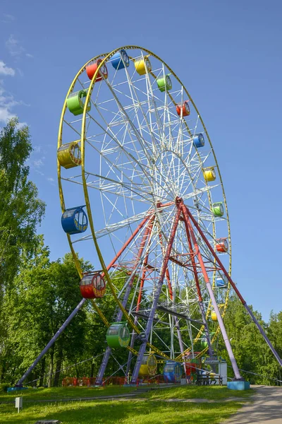 Färgglada pariserhjul i nöjesparken mitt på dagen — Stockfoto
