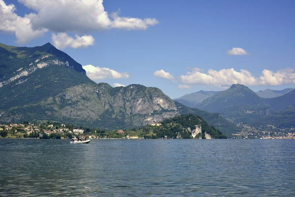 Horizontal panorama of fresh lake Como surrounded by hills covered with green cedar forest — Stock Photo, Image