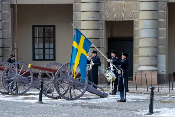 A Gárda ceremóniájának megváltoztatása a Megfigyelő fedélzeten a Királyi Palota közelében. Becsületbeli őr ágyú mellett svéd zászlóval. — Stock Fotó