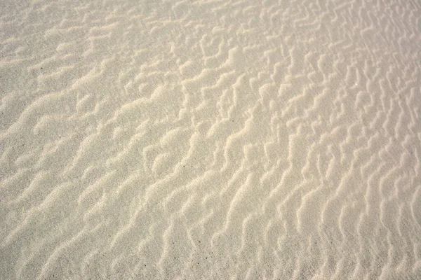 Leicht goldener Sand Textur Hintergrund mit welligen Oberflächenmuster — Stockfoto