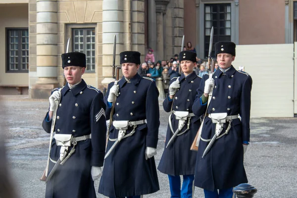 Зміна церемонії Гвардії на оглядовій палубі біля Королівського палацу. Охорона честі — стокове фото