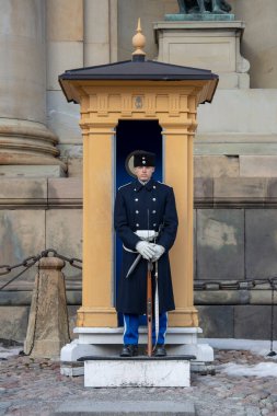 Muhafız Kraliyet Sarayı 'nın yanındaki gözlem güvertesinde duruyor. Şeref kıtası.