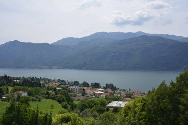 Dağ Gölü Panoraması. Çevresi sedir ormanlarıyla kaplı yeşil tepelerle çevrili.