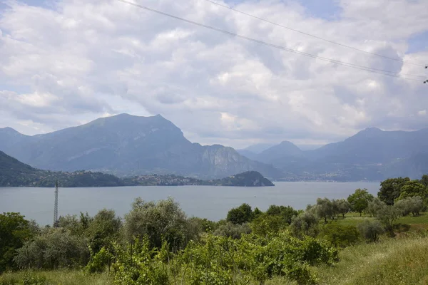 Panorama górskiego jeziora Como otoczona zielonymi wzgórzami pokrytymi lasem cedrowym — Zdjęcie stockowe