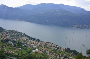 Dağ Gölü Panoraması. Çevresi sedir ormanlarıyla kaplı yeşil tepelerle çevrili.