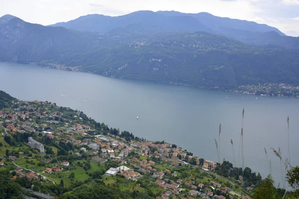 Panorama des Comer Sees umgeben von grünen Hügeln mit Zedernwäldern — Stockfoto