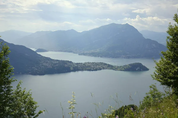 Panorama of mountain lake Como surrounded by green hills covered with cedar forest — Stock Photo, Image