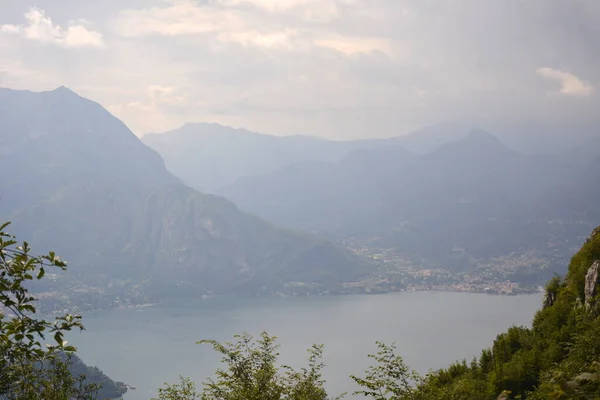 Panorama of mountain lake Como surrounded by green hills covered with cedar forest — Stock Photo, Image