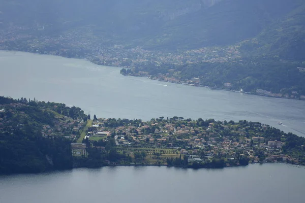 Panorama des Comer Sees umgeben von grünen Hügeln mit Zedernwäldern — Stockfoto