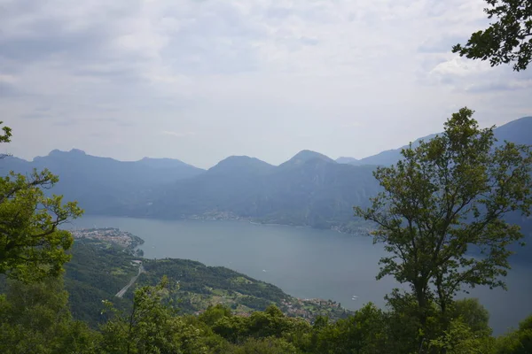 Panorama górskiego jeziora Como od szlaku turystycznego w górach i wzgórzach — Zdjęcie stockowe