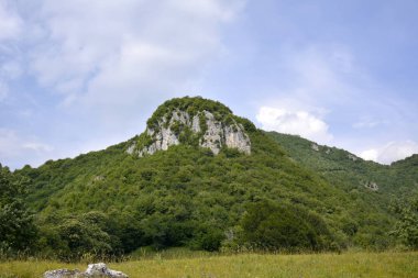 Alplerdeki yürüyüş yolu boyunca yeşil tepeler ve dağlar