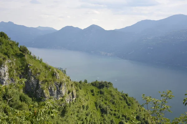 Panorama du lac de montagne de Côme entouré de collines verdoyantes couvertes de forêts de cèdres — Photo