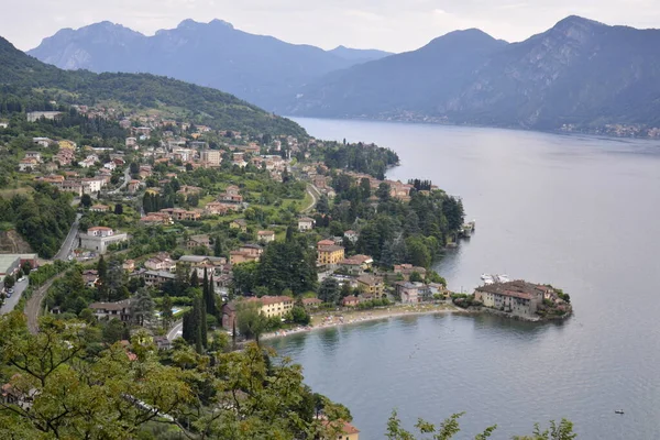 Panorama de Lierna lago de montanha Como cercado por colinas verdes cobertas com floresta de cedro — Fotografia de Stock