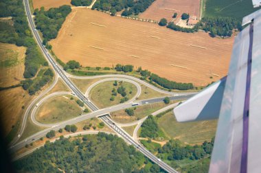 Kavisli virajlı virajlar otobanları güvenli bir şekilde kesiştirir. Hava görünümü