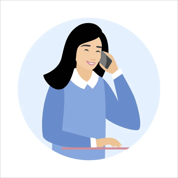 Mujer asiática sonriente habla de teléfono móvil, con teléfono celular en la mano. Responder llamada de teléfono celular — Archivo Imágenes Vectoriales