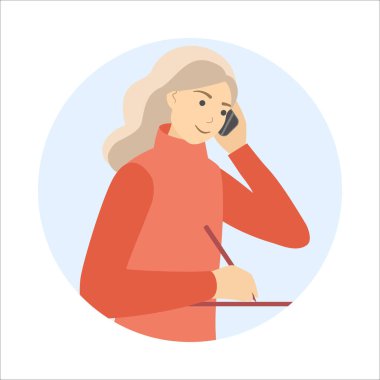 Kafkasyalı gülümseyen kadın elinde cep telefonuyla konuşuyor. Cep telefonuna cevap ver.