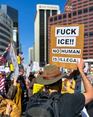 Denver, Colorado - ABD - 10-18-25: Binlerce protestocu Trump yönetiminin politikalarına karşı çıkmak için Colorado Eyalet Meclisi 'nde toplandı.