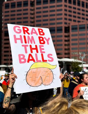 Denver, Colorado - ABD - 10-18-25: Binlerce protestocu Trump yönetiminin politikalarına karşı çıkmak için Colorado Eyalet Meclisi 'nde toplandı.