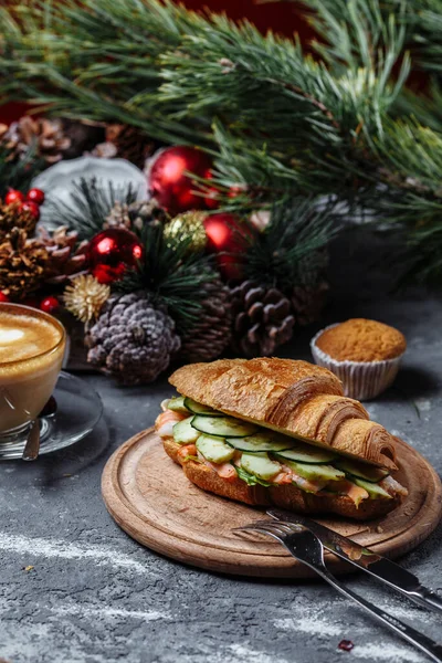 Neujahrsfrühstück Mit Croissants Neujahrscroissant Mit Garnelen Neujahrs Und Weihnachtskonzept — Stockfoto