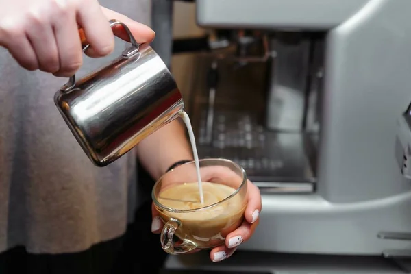 Detailní Záběr Baristy Nalévající Mléko Uměleckého Cappuccina Nebo Latté — Stock fotografie