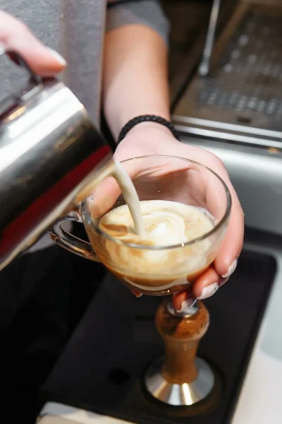 Closeup Barista Derramando Leite Cappuccino Arte Latte — Fotografia de Stock