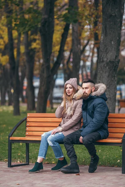 Хлопець Дівчинка Відпочивають Лавці Осінньому Парку Любляча Пара Куртках Сидить — стокове фото