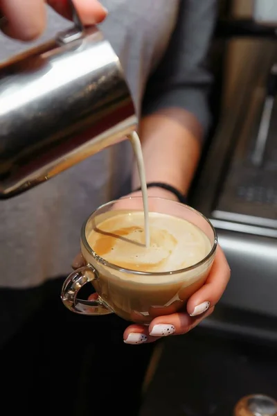 Closeup Barista Derramando Leite Cappuccino Arte Latte — Fotografia de Stock